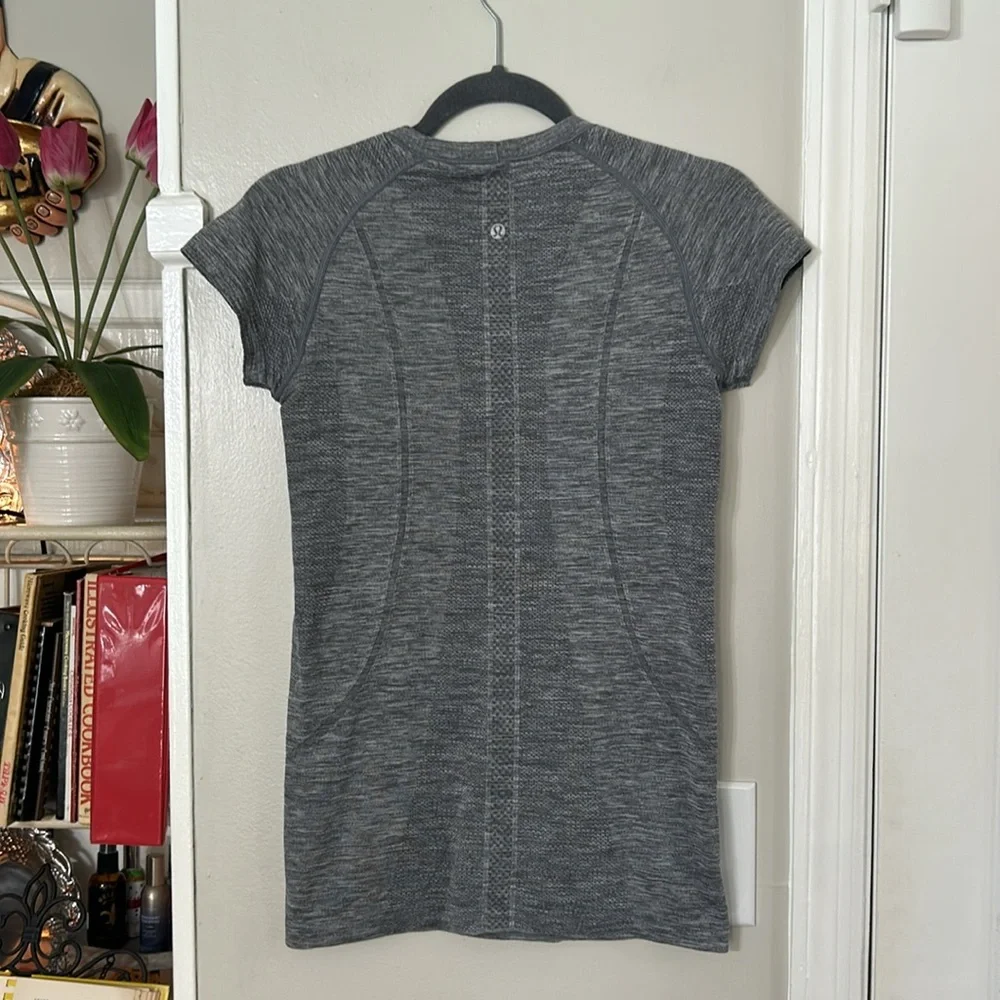 Lululemon Swiftly Tech Short-Sleeve Shirt size 6 hip length - Picture 2 of 5